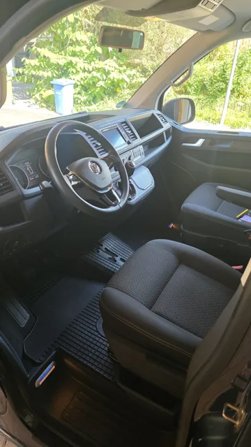 VW T6 – Fahrerbereich mit Lenkrad und Armaturenbrett