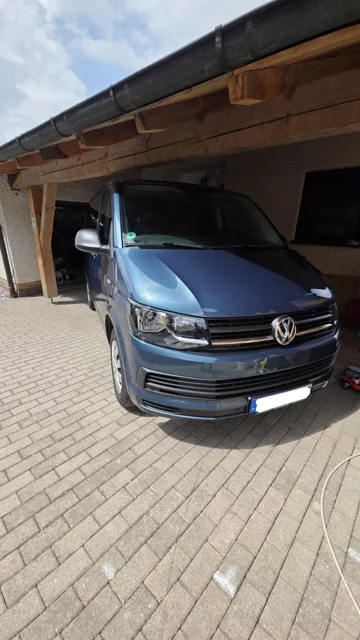 VW T6 – blaue Fahrzeugfront bei Durchpoliert