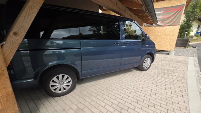 VW T6 – Seitenansicht des blauen Busses